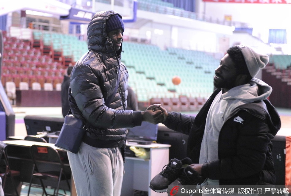 直播吧12月30日訊  NBA常規(guī)賽，籃網(wǎng)主場107-120不敵勇士。本場比賽小波特依舊穩(wěn)定，出戰(zhàn)36分鐘18投10中，三分9中5，罰球4中2砍下27分9籃板5助攻3搶斷，正負值+3。小波特本賽季已經(jīng)