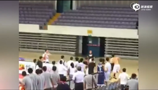 沒防守??！阿德巴約雙手飛扣 熱火兩節(jié)半得分破百