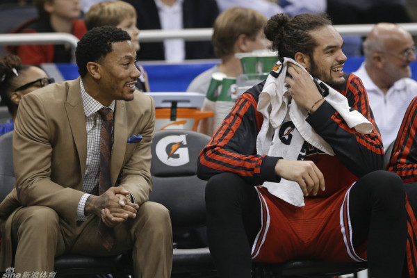 [流言板]恢復(fù)神速！前幾日腳無法承重的東契奇，今日自己走回更衣室