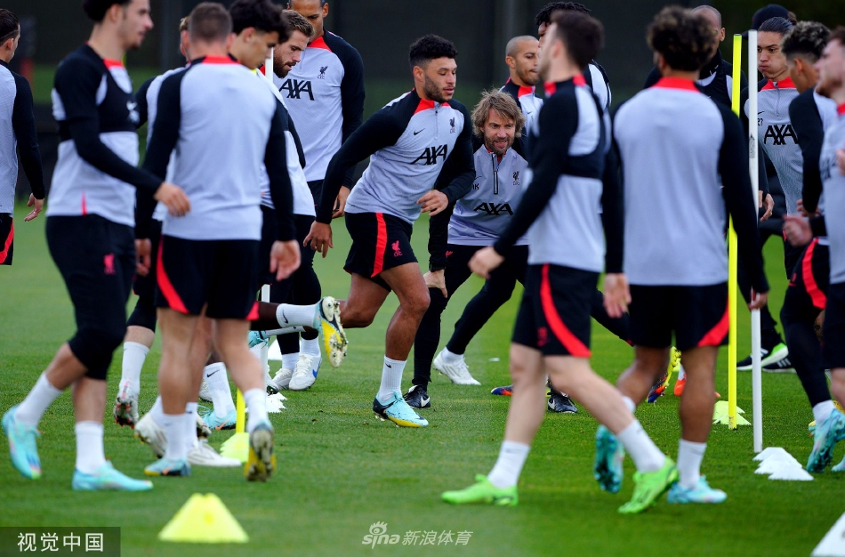 [流言板]輪流發(fā)力！布克借掩護干拔三分也進連拿5分，太陽追至1分