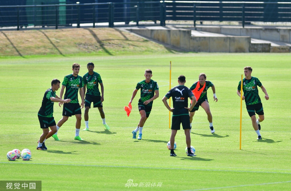 ??梅西抵達加爾各答，眾多印度球迷狂奔并齊喊：Messi! Messi!