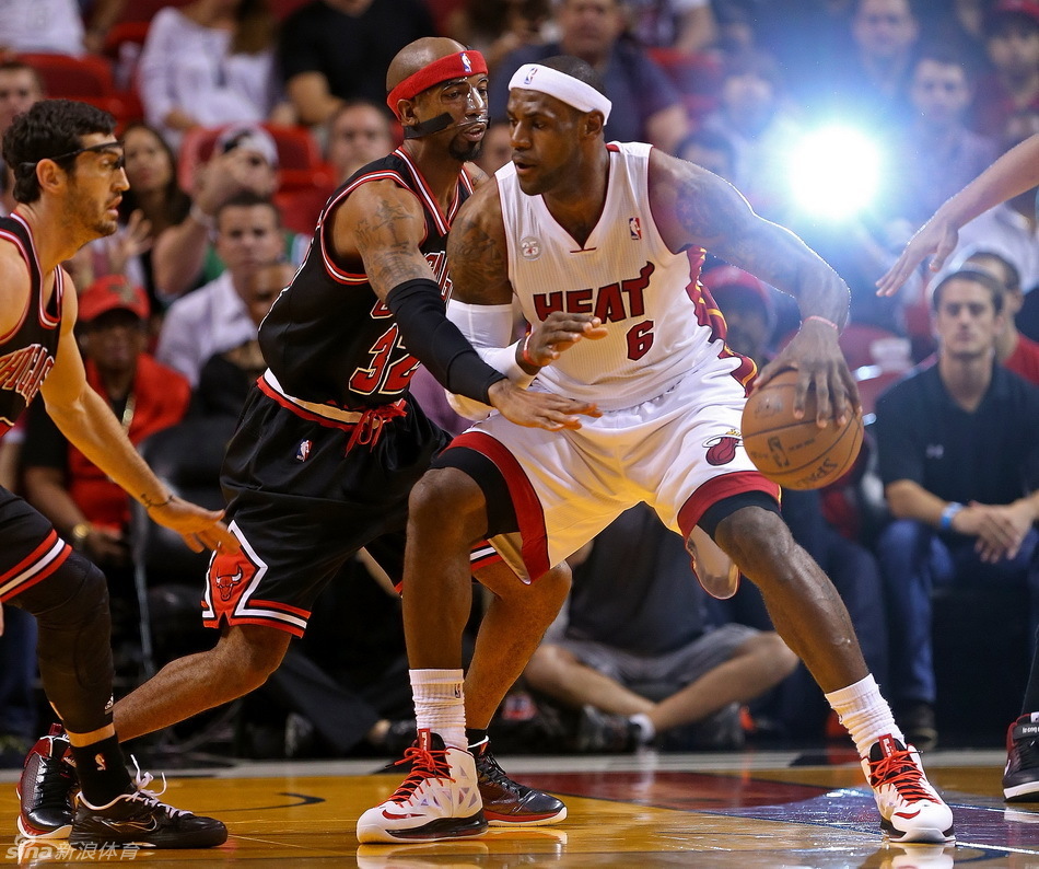 直播吧12月31日訊 活塞球員以賽亞·斯圖爾特談到他的“歡迎來到NBA”瞬間。他說：“訓練營的第一天，他們就把我扔進了‘深水里’比喻：必須馬上學會游泳才能生存）。我必須防守布雷克·格里芬、杰拉米·格蘭