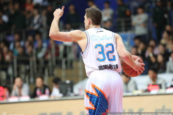 官方：弗拉門戈22歲中衛(wèi)克雷頓加盟沃爾夫斯堡，簽約至2030年