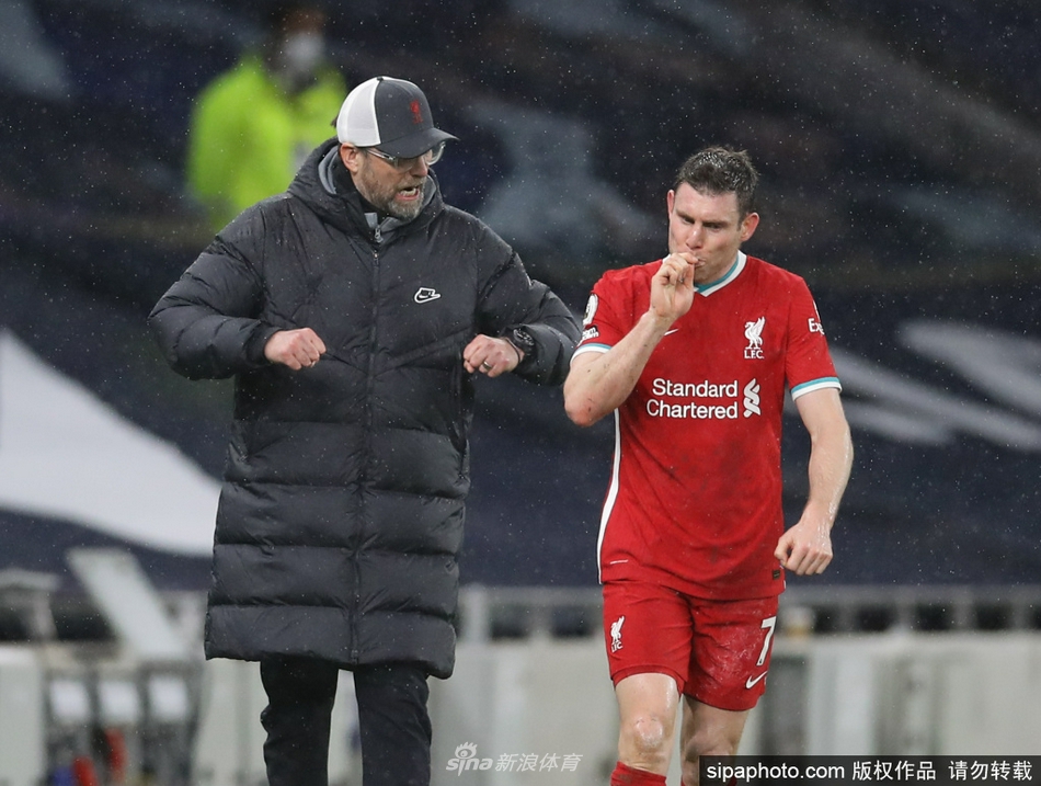 [流言板]恢復(fù)神速！前幾日腳無法承重的東契奇，今日自己走回更衣室