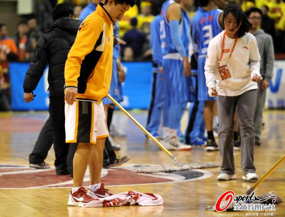 [流言板]恢復(fù)神速！前幾日腳無法承重的東契奇，今日自己走回更衣室