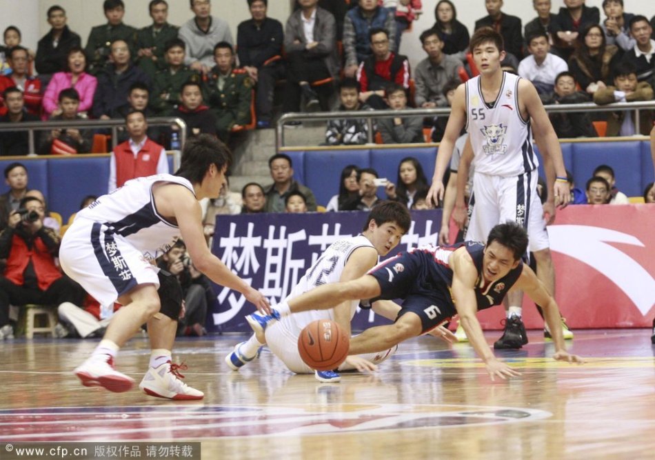 巴薩多打一人！桑塞特兇狠踢倒費爾明，被直紅罰下