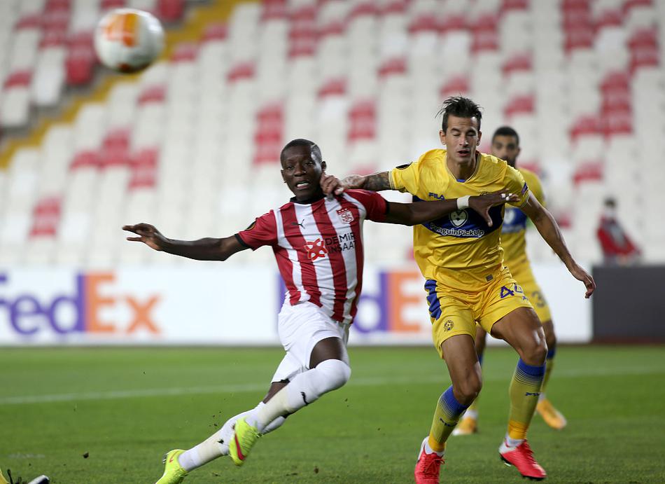 德天空：拜仁二隊中場費爾南德斯已經(jīng)恢復(fù)，目前回歸球隊訓(xùn)練