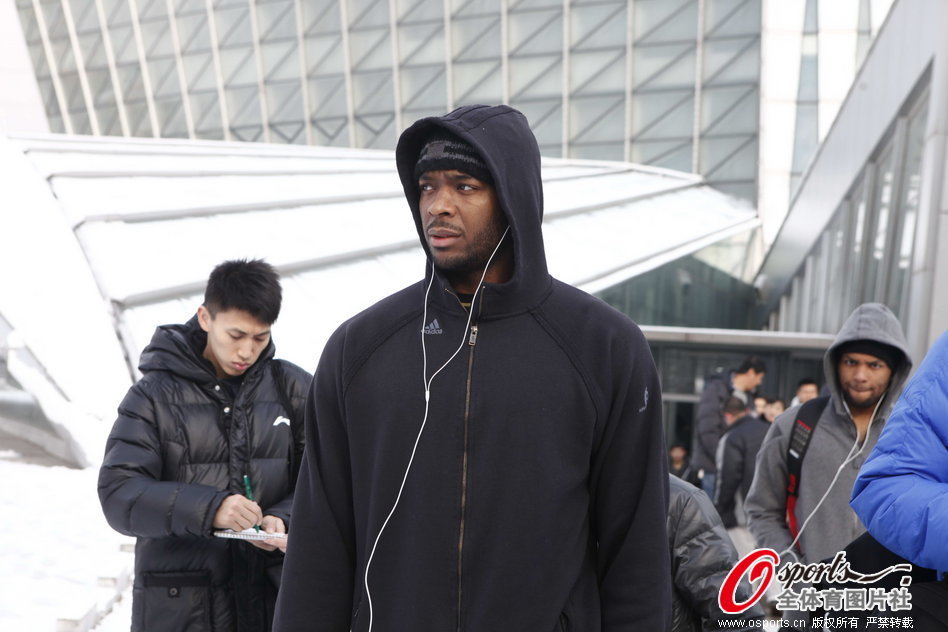 任勞任怨！比爾本場替補出戰(zhàn)，賽中一直面帶笑意