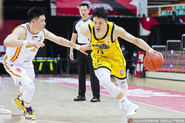 在勇士禁區(qū)當攪拌機！字母哥半場11中8砍18分4板3助