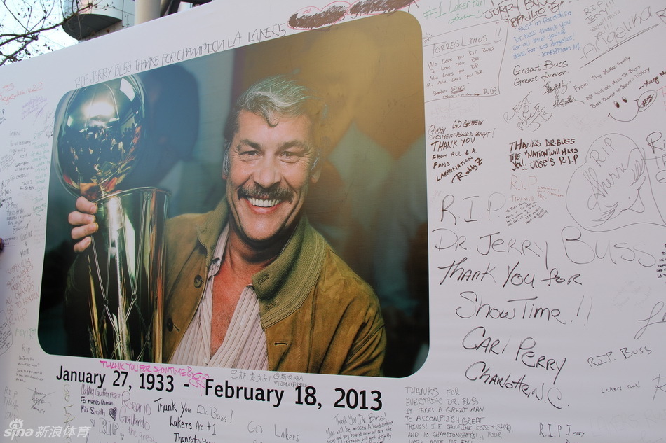 申京被包夾后出現(xiàn)失誤，隨后格林也連續(xù)出現(xiàn)兩次失誤