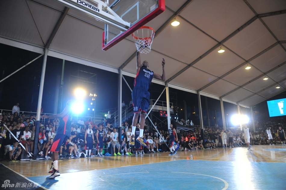 在巴黎時內馬爾帶你去夜店了嗎？西蒙斯：沒有，那時我才17歲