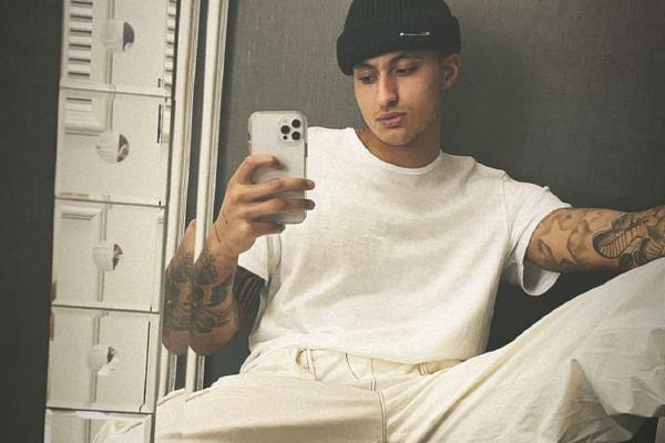 無敵！字母哥借掩護強突遭遇追夢兇狠犯規(guī)摔倒在地 但依然打成2+1