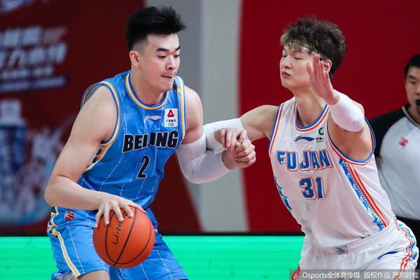 來和哥哥學習技術？喬布和貝林厄姆女友現(xiàn)身伯納烏看臺