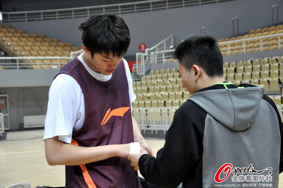 來和哥哥學習技術？喬布和貝林厄姆女友現(xiàn)身伯納烏看臺