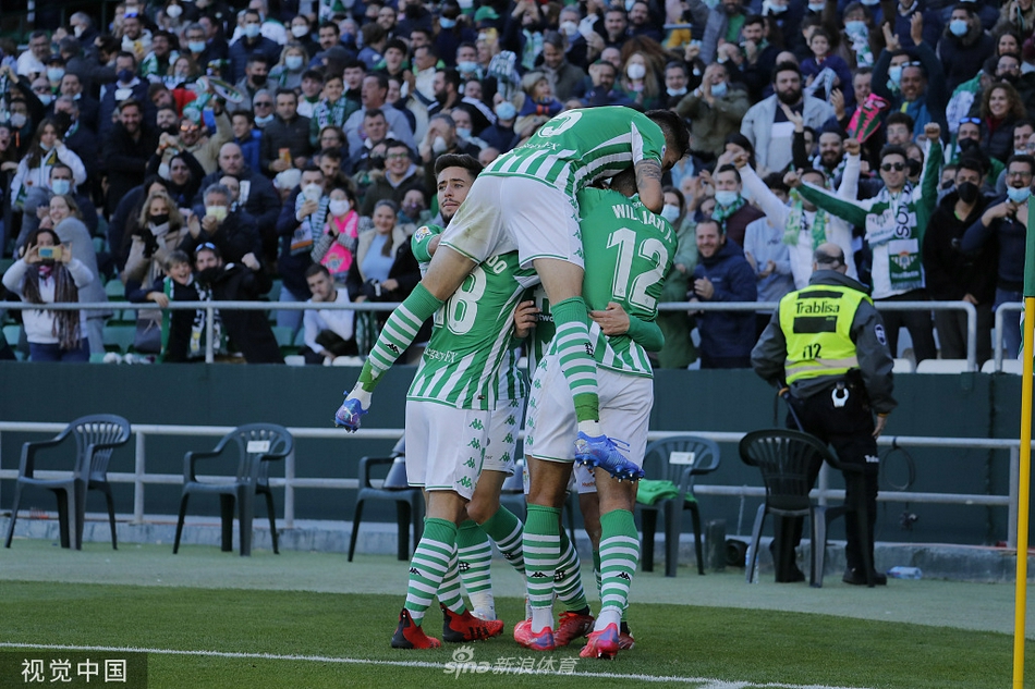 直播吧1月8日訊 NBA常規(guī)賽，雄鹿半場53-64落后勇士。雄鹿球員小波特上半場雖然失誤略多，但總體表現(xiàn)還不錯，進攻效率挺高。他上半場打了19分58秒，7投5中三分2中1），拿到11分1籃板3助攻1搶