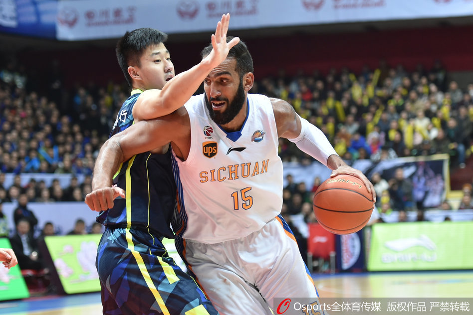 來和哥哥學習技術？喬布和貝林厄姆女友現(xiàn)身伯納烏看臺