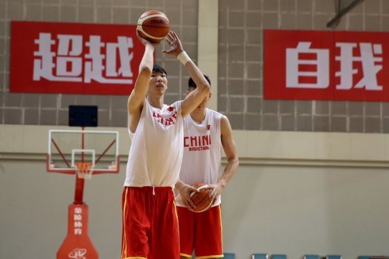 直播吧1月8日訊 NBA常規(guī)賽，雄鹿上半場以53-64落后勇士。上半場比賽，字母哥勢不可擋，他出戰(zhàn)12分49秒，投籃11中8，三分2中1，罰球3中1，得到18分4籃板3助攻。