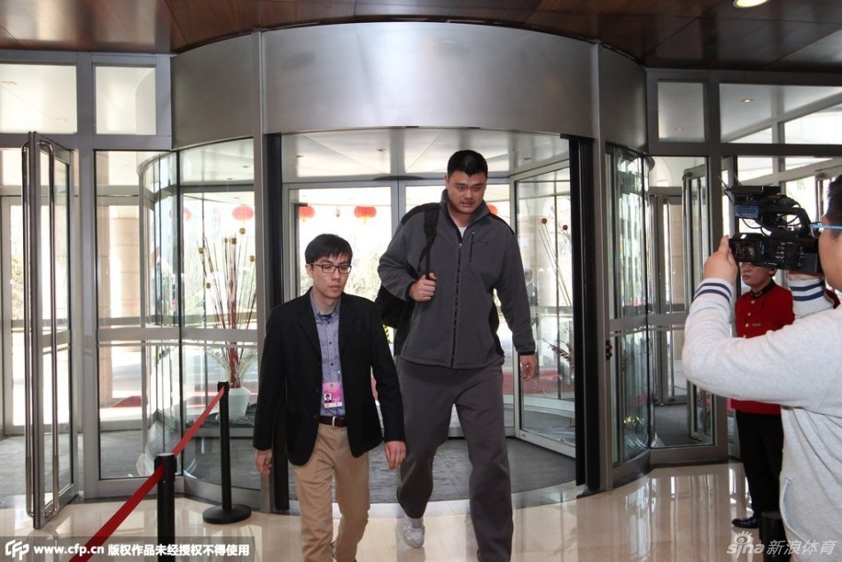 興奮得像個孩子！庫里雜耍上籃打停雄鹿 蹦跳回替補席