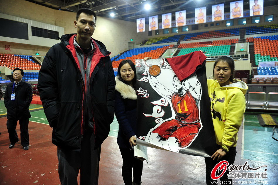 直播吧10月08日訊 世預賽非洲區(qū)D組第9輪，佛得角連扳兩球3-3戰(zhàn)平利比亞，但佛得角在最后時刻遭遇了明顯誤判，下半場補時第5分鐘，佛得角反擊4打1，佛得角球員傳給近點隊友，后者單刀破門，但邊裁舉旗示