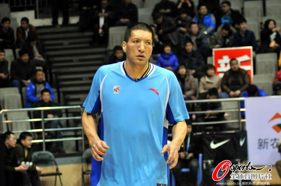 摧枯拉朽！字母哥接球?qū)箍寺迥?暴起單臂劈扣后還用頭頂球