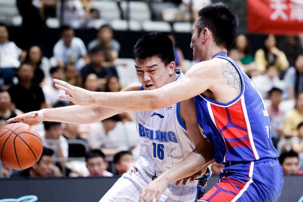 1.2萬RMB！內馬爾攜女友看演唱會，女友身著范思哲連衣裙驚艷全場