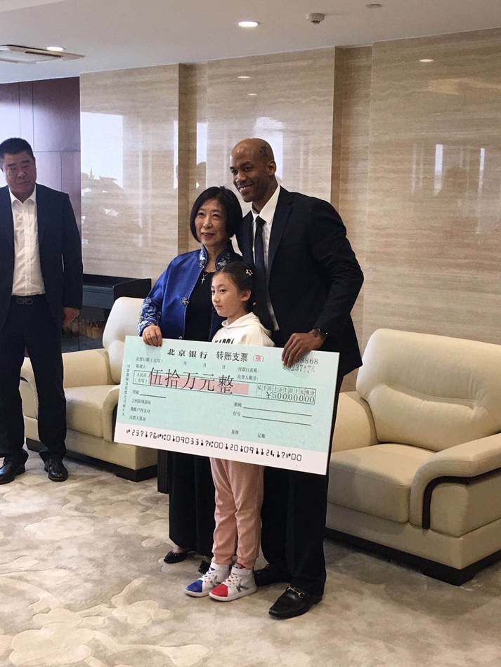 [流言板]輪流發(fā)力！布克借掩護干拔三分也進連拿5分，太陽追至1分