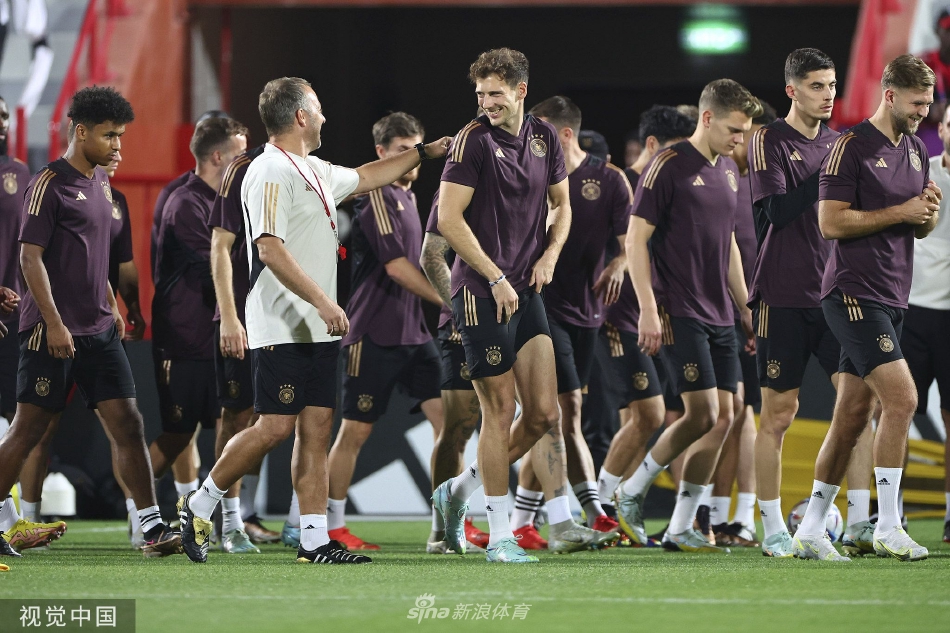 不愧是你！孔蒂不滿霍伊倫被吹犯規(guī)，憤怒質(zhì)疑裁判被出示黃牌