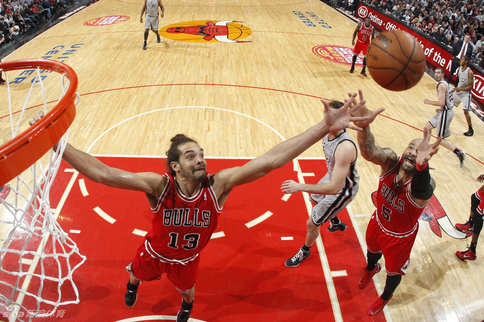 庫杜斯頭球被神撲，理查利森與其同時搶點撞到頭部起身感覺有點懵