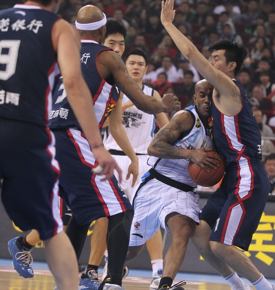 [流言板]攻防俱佳！阿倫全場9投8中，得到18分15籃板3助攻1搶斷2蓋帽