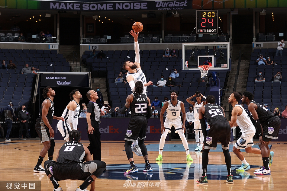 直播吧1月8日訊 NBA常規(guī)賽，雄鹿半場53-64落后勇士。雄鹿球員小波特上半場雖然失誤略多，但總體表現(xiàn)還不錯，進攻效率挺高。他上半場打了19分58秒，7投5中三分2中1），拿到11分1籃板3助攻1搶