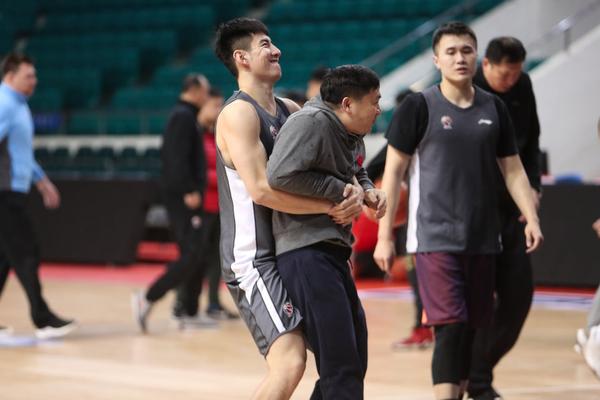 [流言板]輪流發(fā)力！布克借掩護干拔三分也進連拿5分，太陽追至1分