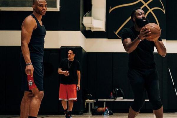 直播吧12月31日訊 活塞球員以賽亞·斯圖爾特談到他的“歡迎來到NBA”瞬間。他說：“訓練營的第一天，他們就把我扔進了‘深水里’比喻：必須馬上學會游泳才能生存）。我必須防守布雷克·格里芬、杰拉米·格蘭