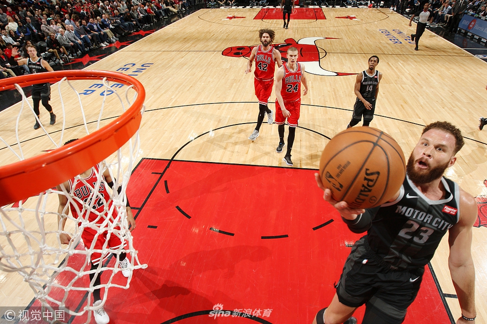 在勇士禁區(qū)當攪拌機！字母哥半場11中8砍18分4板3助