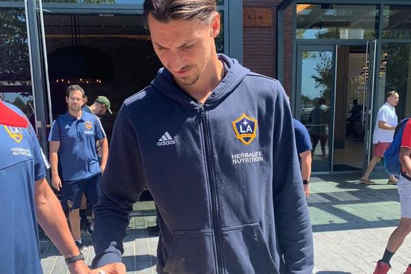 手起燈亮！奎克利用“利拉德同款”高難度三分1.6秒絕殺黃蜂！