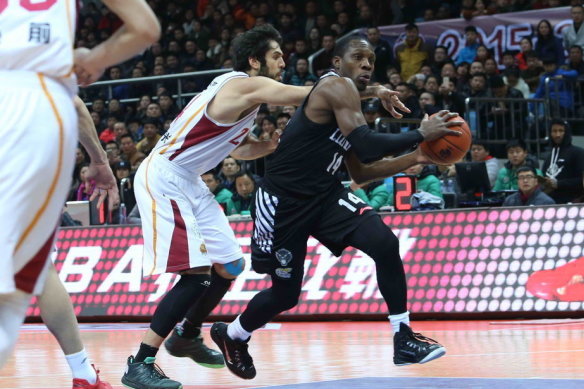 ??法國巨棍！戈貝爾抓下生涯第1萬個籃板！現(xiàn)役第5人！