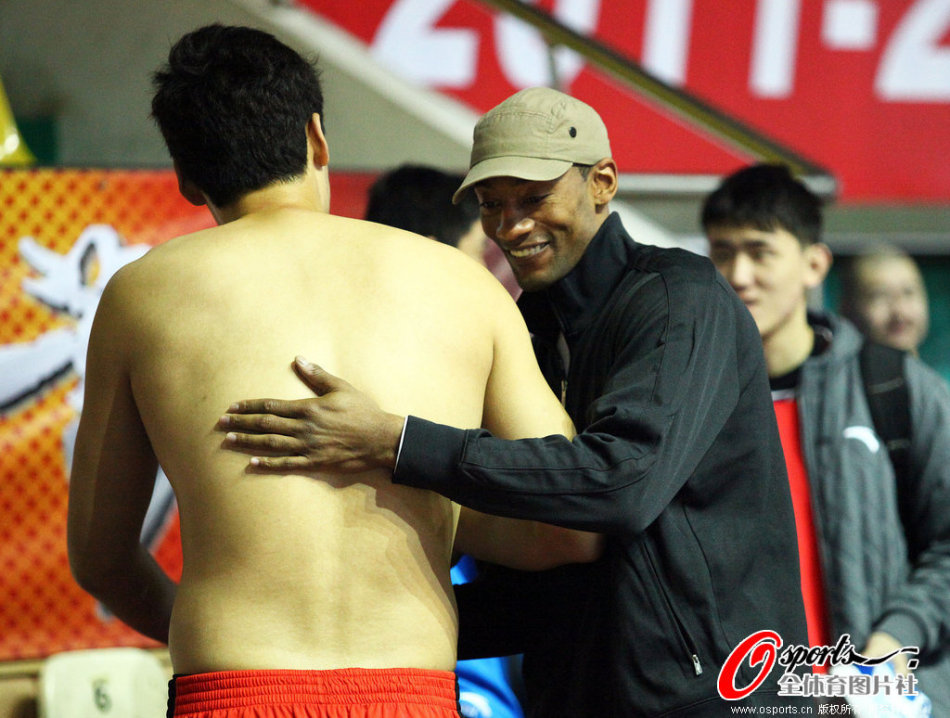 賽季至今鮑威爾場均得分比上賽季高9.8分，聯(lián)盟第一