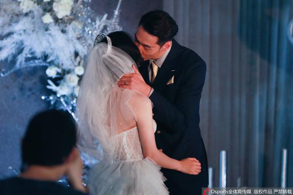 表現(xiàn)全面！字母哥半場9中6拿到13分4板3助1斷 正負值+11