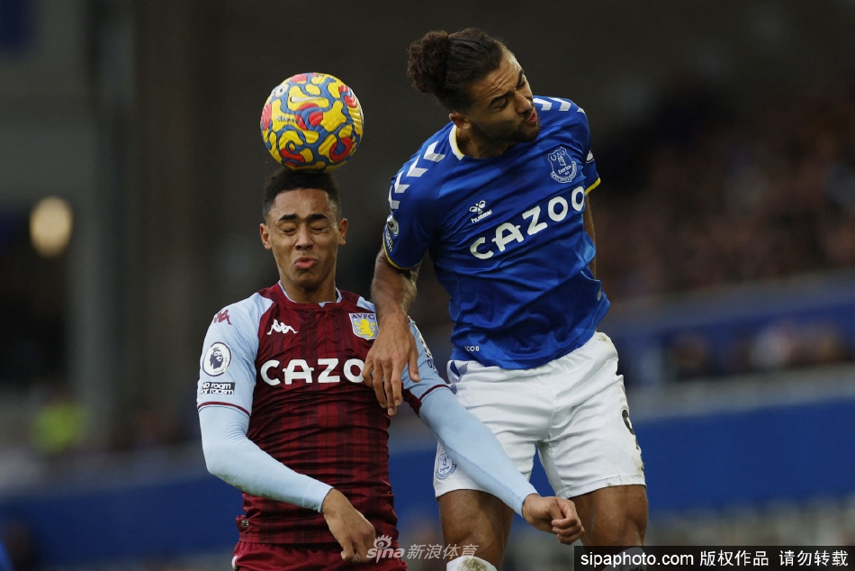 不愧是你！孔蒂不滿霍伊倫被吹犯規(guī)，憤怒質(zhì)疑裁判被出示黃牌