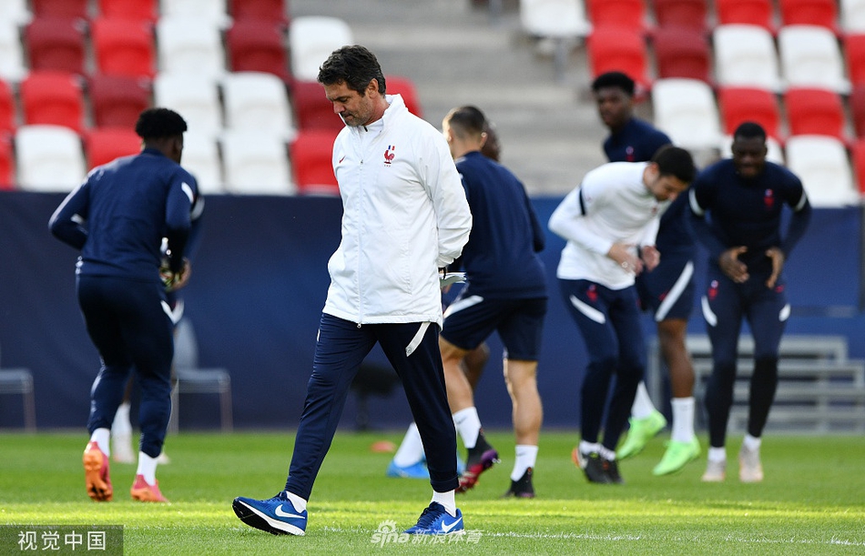 興奮得像個孩子！庫里雜耍上籃打停雄鹿 蹦跳回替補席