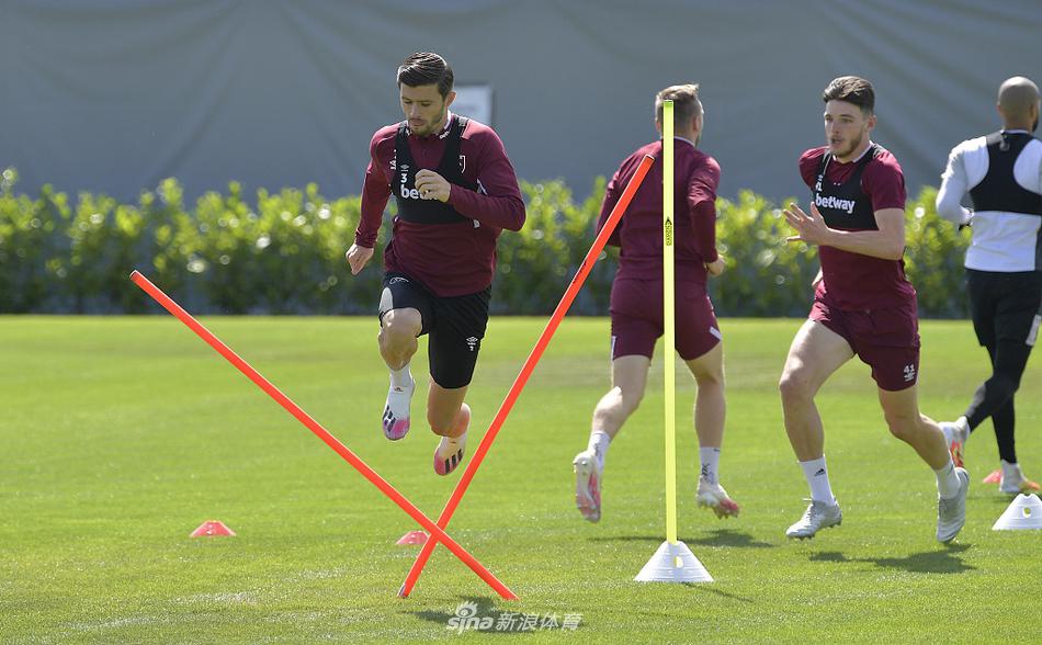 新秀配合！19號秀特拉奧雷反擊騷氣背傳 27號秀沃爾夫要扣被犯規(guī)