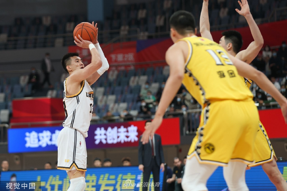 1.2萬RMB！內馬爾攜女友看演唱會，女友身著范思哲連衣裙驚艷全場