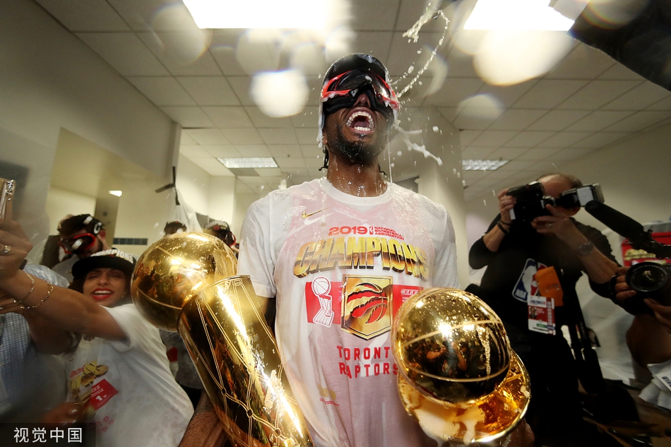 客場2比1擊敗皇馬！多庫社媒慶祝勝利：多么美妙的夜晚！?