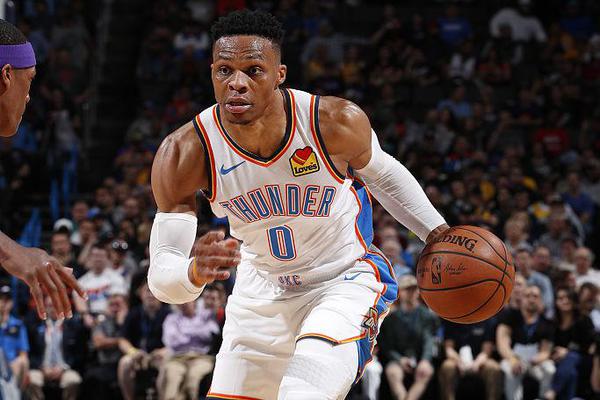 直播吧10月8日訊 據(jù)土耳其媒體HT Spor報道，薩內(nèi)準備舉家搬往土耳其。薩內(nèi)今夏免簽加盟加拉塔薩雷，媒體指出，這位德國邊鋒已經(jīng)適應了球隊和伊斯坦布爾的生活。薩內(nèi)與隊友、俱樂部工作人員相處融洽，建立