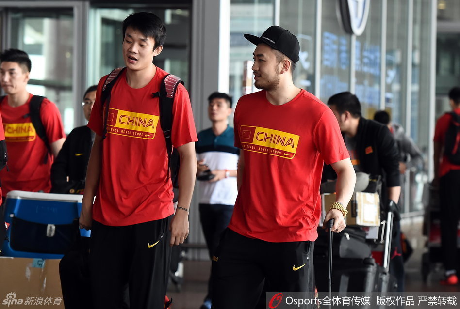 NBA常規(guī)賽，猛龍客場挑戰(zhàn)黃蜂，末節(jié)最后20.1秒時巴雷特上籃打進，兩隊戰(zhàn)成94平。黃蜂進攻回合，拉梅洛·鮑爾殺入籃下命中關鍵上籃96-94反超兩分，只給猛龍留下1.6秒！GIF-三球致勝上籃但隨后猛