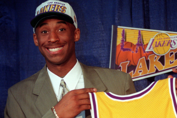 帶刀后衛(wèi)！巴黎再度通過角球配合破門，貝拉爾多頭球得手