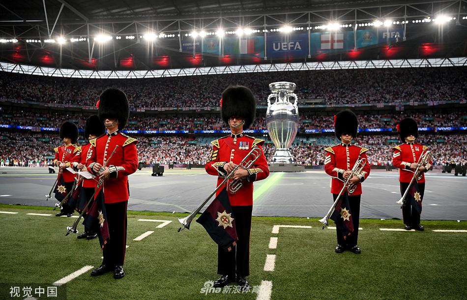 無敵！字母哥借掩護強突遭遇追夢兇狠犯規(guī)摔倒在地 但依然打成2+1