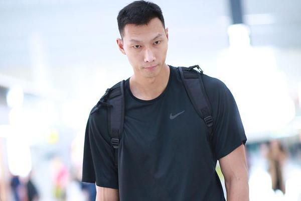 德天空：拜仁二隊中場費爾南德斯已經(jīng)恢復(fù)，目前回歸球隊訓(xùn)練