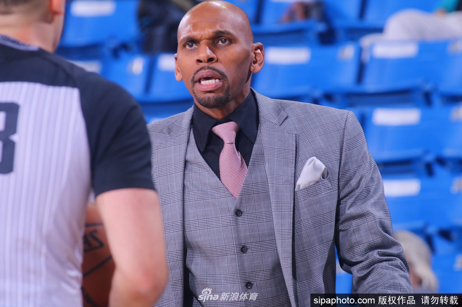 在玩家群體成功完成最新周末社區(qū)挑戰(zhàn)后，Gearbox軟件公司正式通過兌換碼向全體《無主之地4》玩家發(fā)放亞蒙的「邪典經(jīng)典」皮膚。Gearbox始終延續(xù)通過社交媒體發(fā)放黃金鑰匙的傳統(tǒng)。玩家可在官網(wǎng)兌換SH