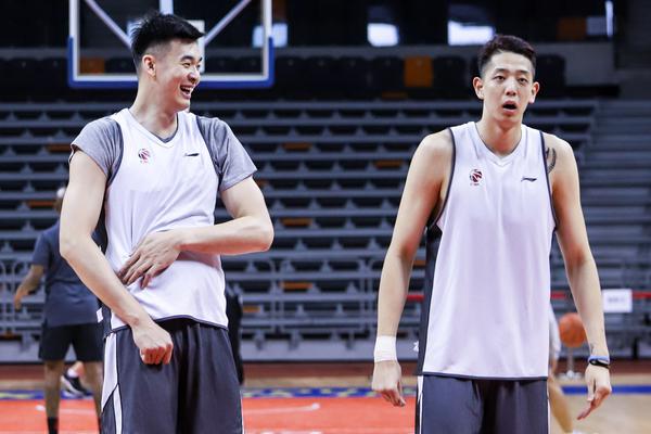 德天空：拜仁二隊中場費爾南德斯已經(jīng)恢復(fù)，目前回歸球隊訓(xùn)練