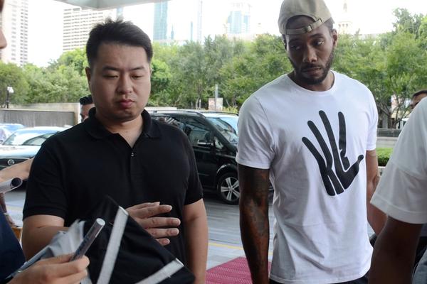 【24直播網(wǎng)戰(zhàn)報】北京時間1月8日NBA常規(guī)賽，主場作戰(zhàn)的勇士以120-113擊敗雄鹿。庫里31分7籃板7助攻，阿德托昆博34分10籃板5助攻。全場具體比分：31-31、22-33、29-34、31-